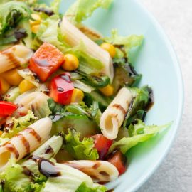 Pourquoi craquer pour des pâtes au surimi en salade ?